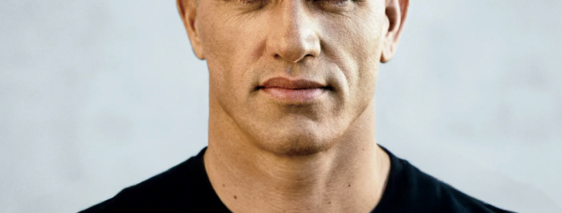 Dialog - robert kelly slater headshot com fundo