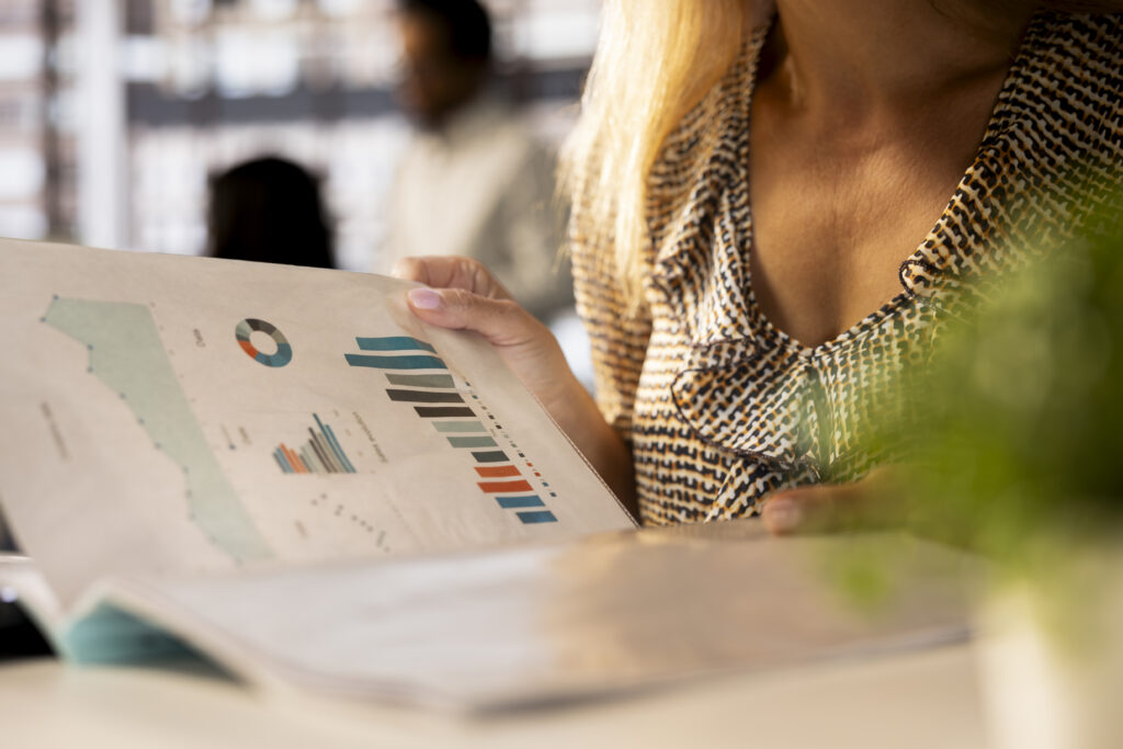 Dialog - mulher de negocios corporativa revisando analise de dados no trabalho