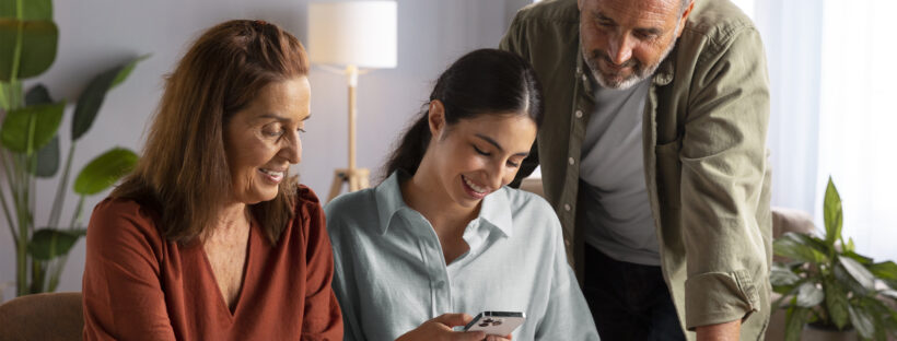 Dialog - vista lateral pessoas olhando para o album de fotos